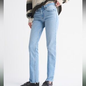 NWOT Abercrombie Mid Rise 90s Straight Raw Hem Jeans - Size 28 Extra Long